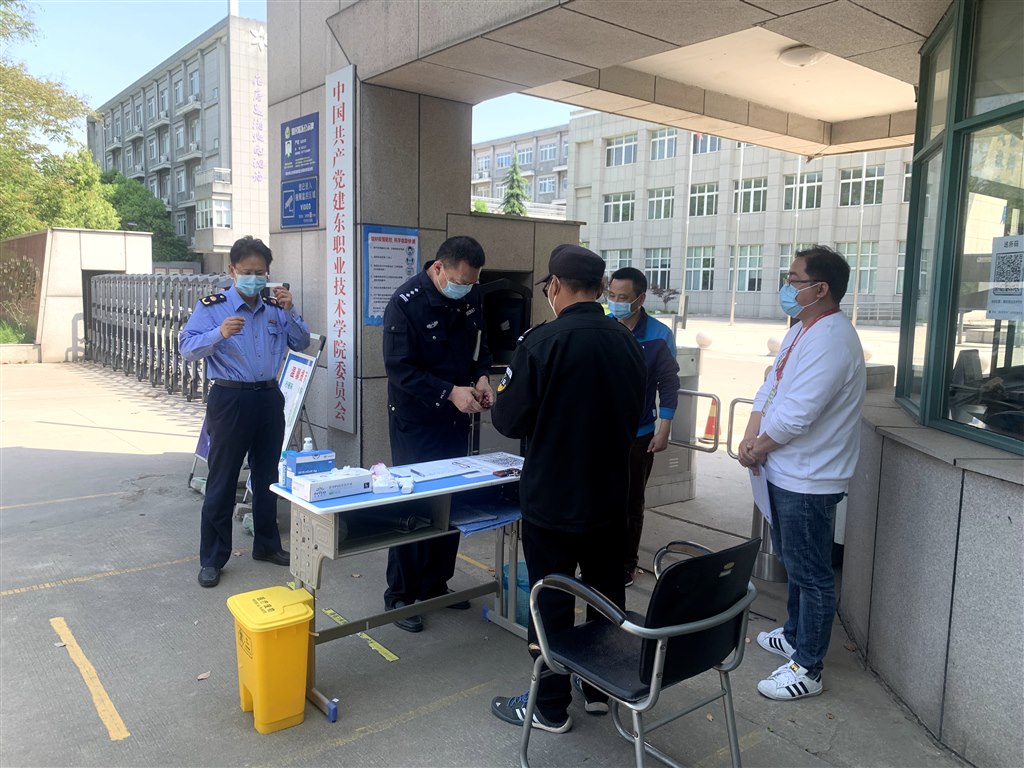 檢查校門管控.jpg 檢查校門管控.jpg