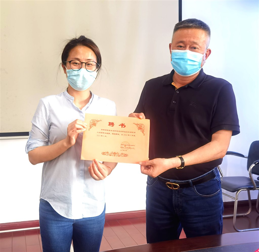 韓黎同志任學(xué)校副理事長.jpg 韓黎同志任學(xué)校副理事長.jpg