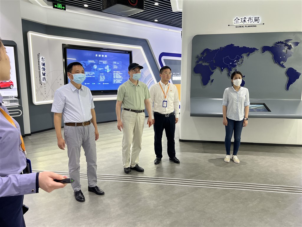 3王志平書記一行參觀企業(yè)車間.jpg 3王志平書記一行參觀企業(yè)車間.jpg