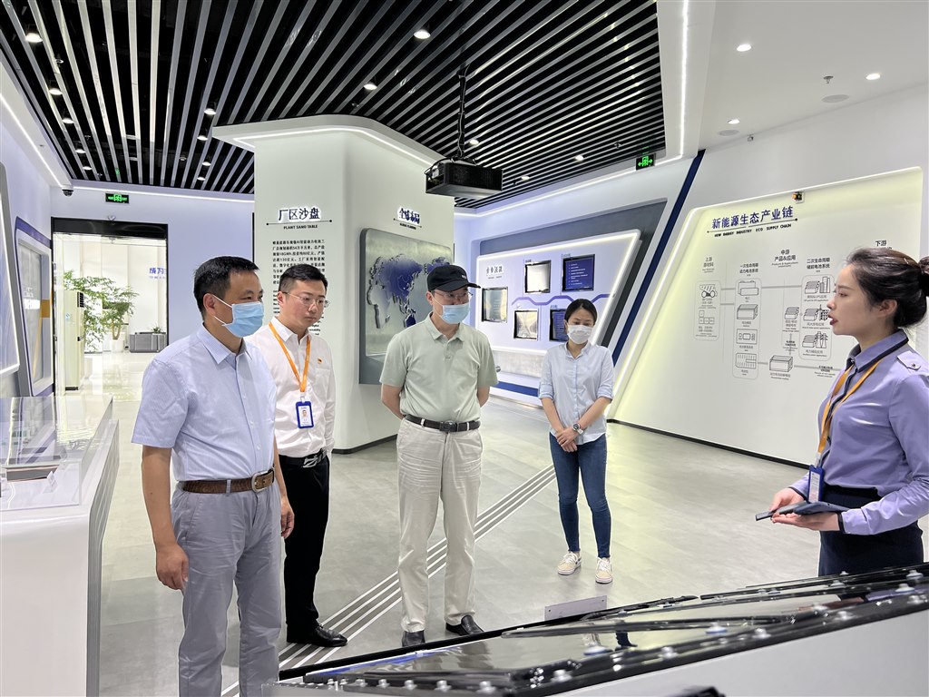 2王志平書記一行參觀企業(yè)車間.jpg 2王志平書記一行參觀企業(yè)車間.jpg