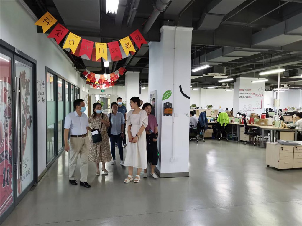 2我校赴常州西太湖科技產(chǎn)業(yè)園調(diào)研.jpg 2我校赴常州西太湖科技產(chǎn)業(yè)園調(diào)研.jpg