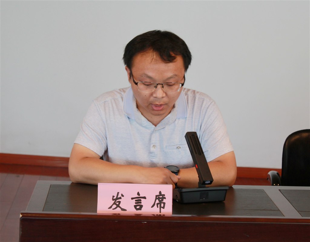 5教師代表發(fā)言.JPG 5教師代表發(fā)言.JPG