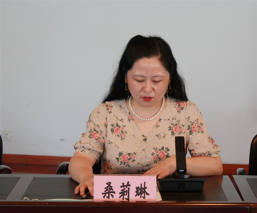 4桑莉琳副校長主持畢業(yè)典禮.JPG 4桑莉琳副校長主持畢業(yè)典禮.JPG