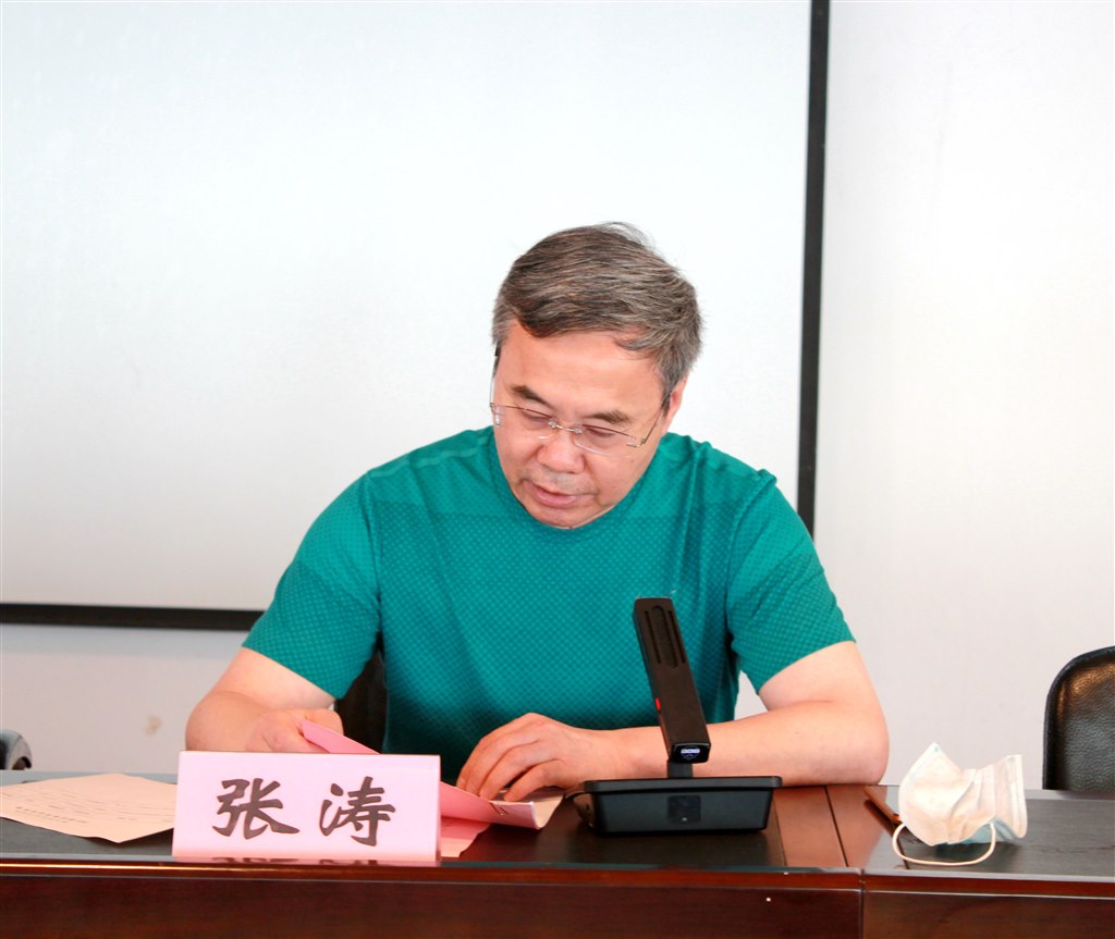 3張濤副校長宣讀《關(guān)于表彰2022屆優(yōu)秀畢業(yè)生的決定》.JPG 3張濤副校長宣讀《關(guān)于表彰2022屆優(yōu)秀畢業(yè)生的決定》.JPG