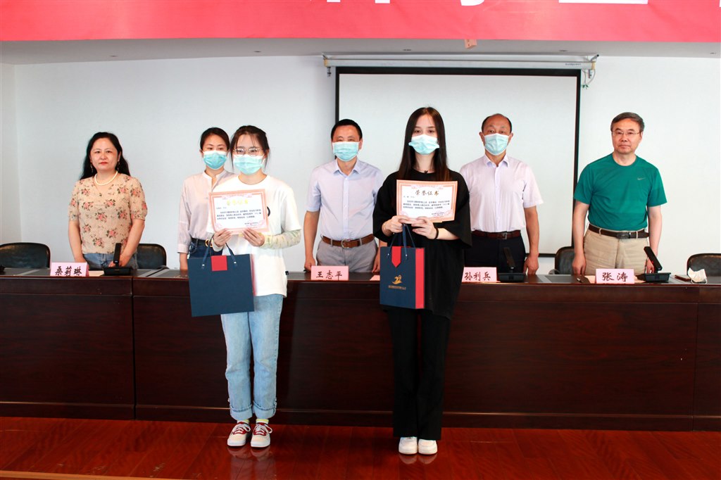 7為優(yōu)秀畢業(yè)生頒獎.JPG 7為優(yōu)秀畢業(yè)生頒獎.JPG