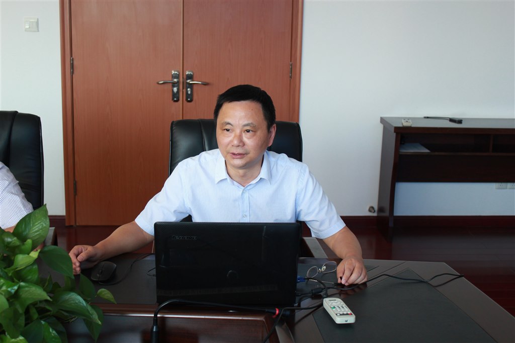 2黨委書記王志平領(lǐng)學(xué).JPG 2黨委書記王志平領(lǐng)學(xué).JPG