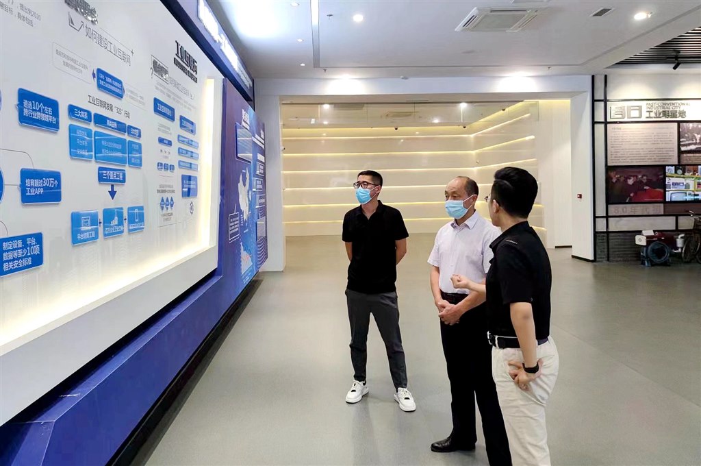 2孫利兵校長(zhǎng)一行參觀工業(yè)互聯(lián)網(wǎng)體驗(yàn)培訓(xùn)中心.jpg 2孫利兵校長(zhǎng)一行參觀工業(yè)互聯(lián)網(wǎng)體驗(yàn)培訓(xùn)中心.jpg