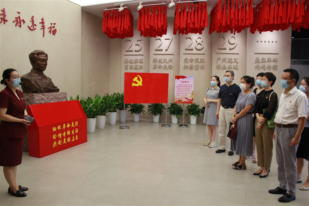 5全體學(xué)員參觀張?zhí)准o(jì)念館.JPG 5全體學(xué)員參觀張?zhí)准o(jì)念館.JPG