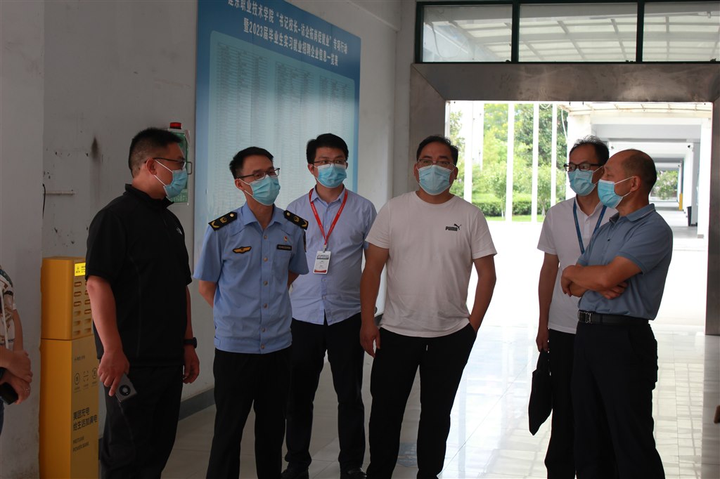 1“五大員”督導(dǎo)我校開學(xué)工作.JPG 1“五大員”督導(dǎo)我校開學(xué)工作.JPG