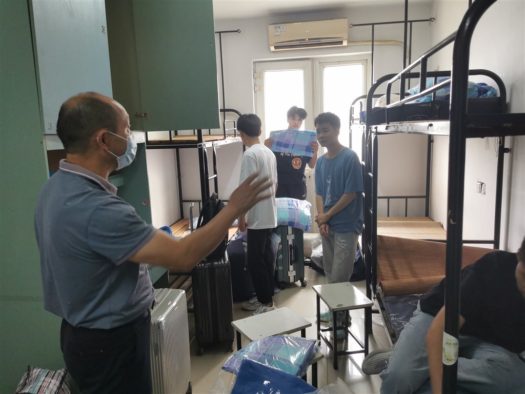 校領(lǐng)導(dǎo)關(guān)心1.jpg 校領(lǐng)導(dǎo)關(guān)心1.jpg