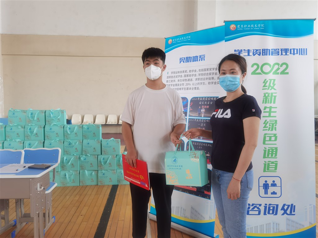 學(xué)校領(lǐng)導(dǎo)贈送新生生活禮包.jpg 學(xué)校領(lǐng)導(dǎo)贈送新生生活禮包.jpg