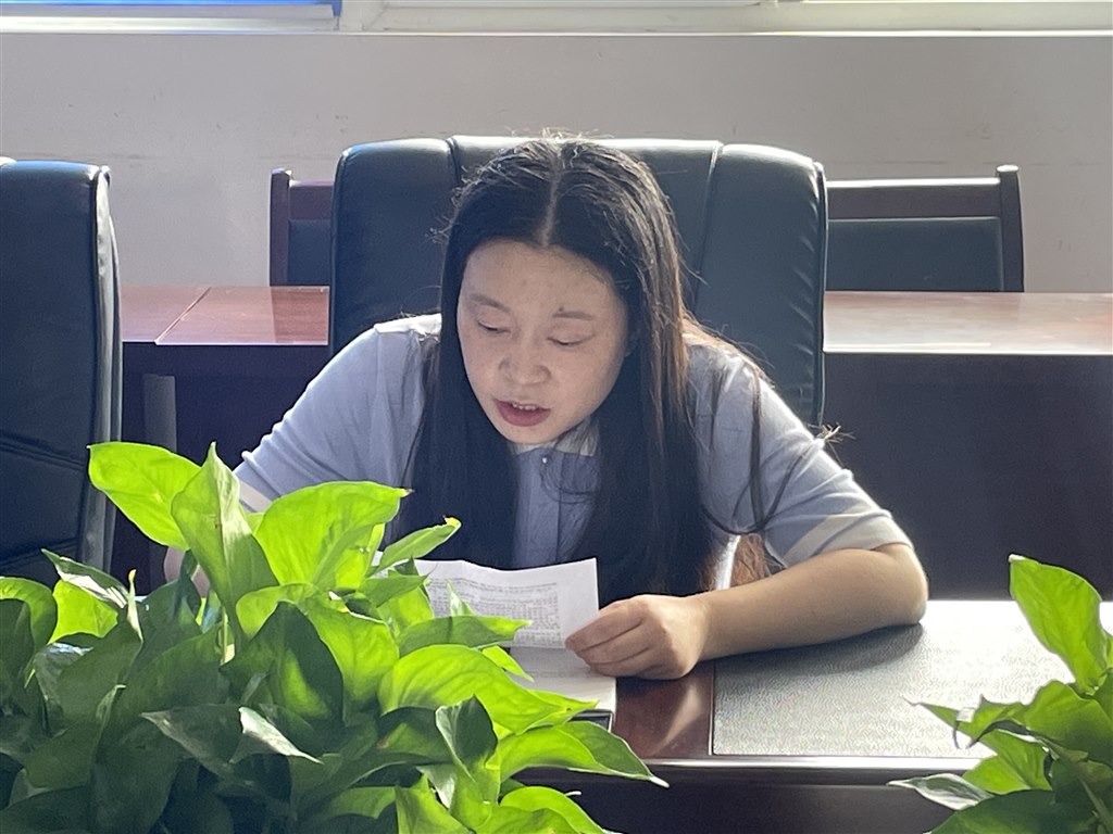 王艷君匯報(bào)工作.jpg 王艷君匯報(bào)工作.jpg