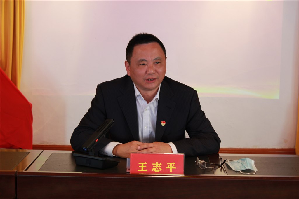 王志平做總結(jié).JPG 王志平做總結(jié).JPG