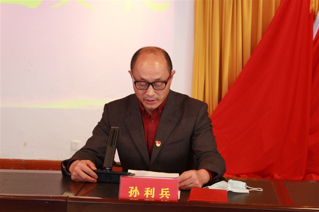 孫利兵宣讀結(jié)業(yè)情況.JPG 孫利兵宣讀結(jié)業(yè)情況.JPG