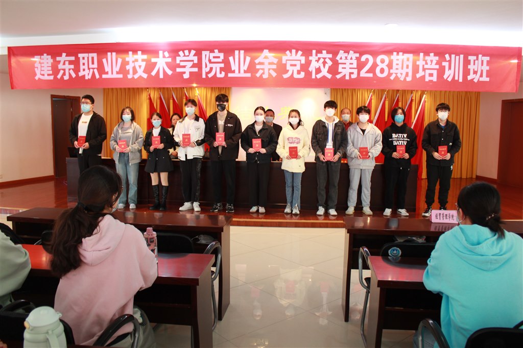 領(lǐng)取結(jié)業(yè)證書(shū).JPG 領(lǐng)取結(jié)業(yè)證書(shū).JPG