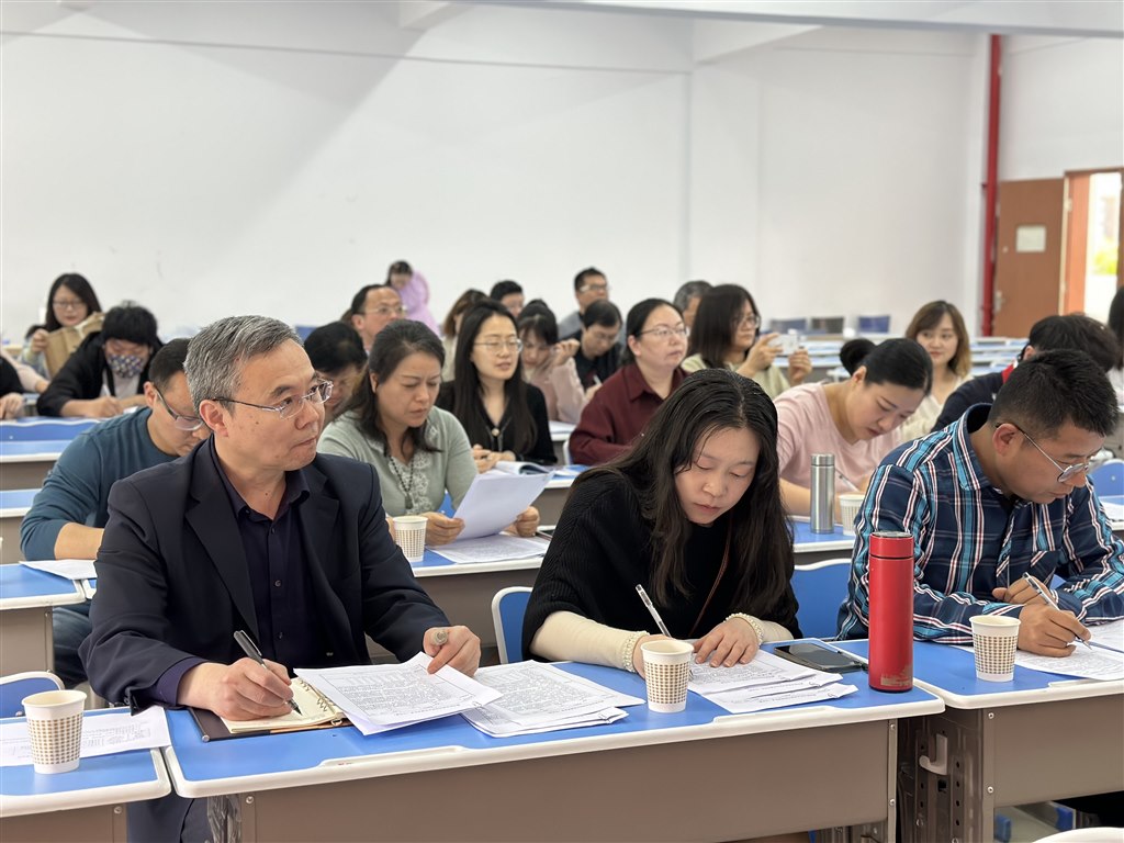 8.副校長張濤教授與全體教學督導擔任評委.jpg 8.副校長張濤教授與全體教學督導擔任評委.jpg