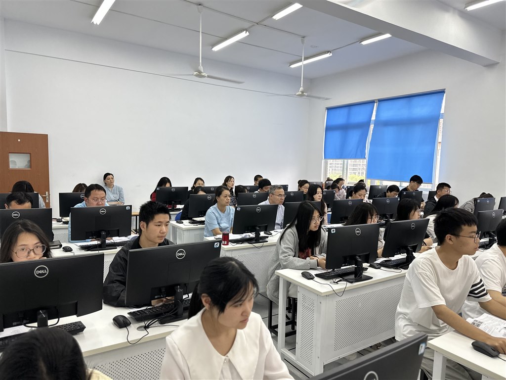 9任課教師認真觀摩教學.jpg 9任課教師認真觀摩教學.jpg