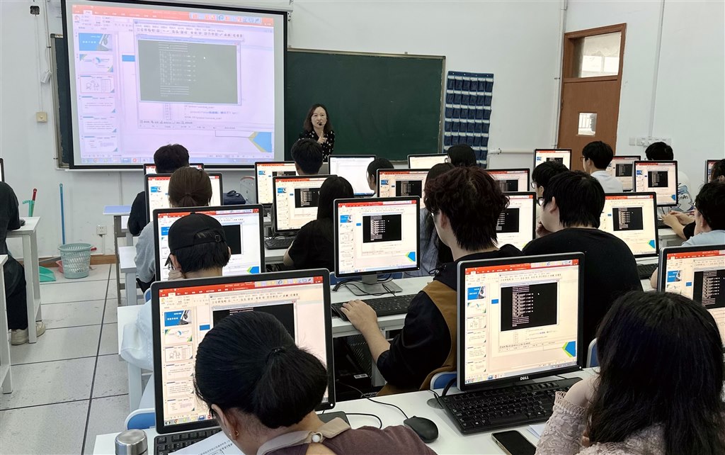 7.鄭華君老師《C語言》課程展示.jpg 7.鄭華君老師《C語言》課程展示.jpg