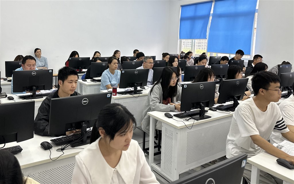 9任課教師認真觀摩教學.jpg 9任課教師認真觀摩教學.jpg