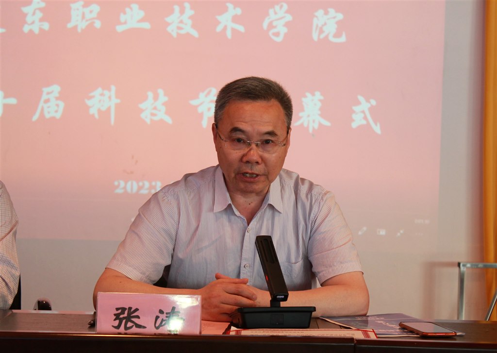 1副校長張濤主持閉幕式.JPG 1副校長張濤主持閉幕式.JPG