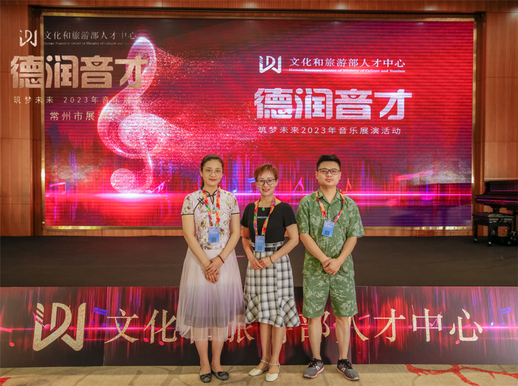 評委組合影(左一為葉曉丹老師).png 評委組合影(左一為葉曉丹老師).png