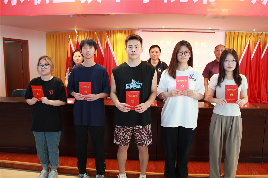 3領(lǐng)取結(jié)業(yè)證書.JPG 3領(lǐng)取結(jié)業(yè)證書.JPG