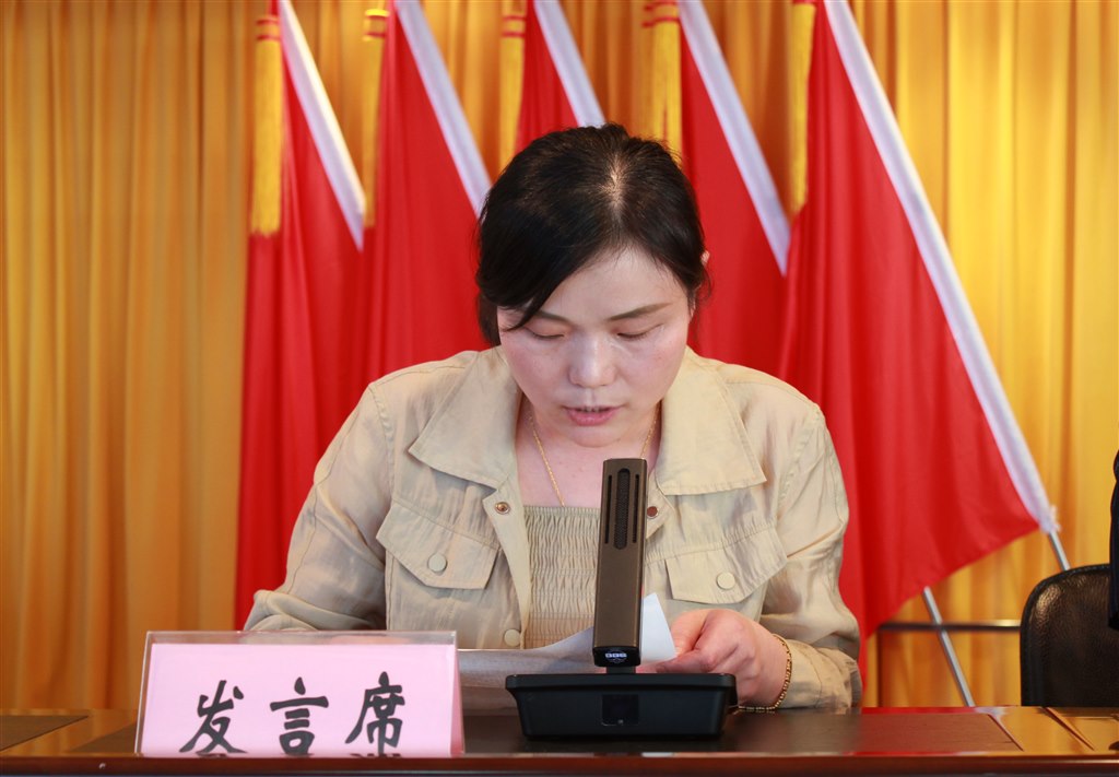 9優(yōu)秀教師代表-劉陸燕.JPG 9優(yōu)秀教師代表-劉陸燕.JPG