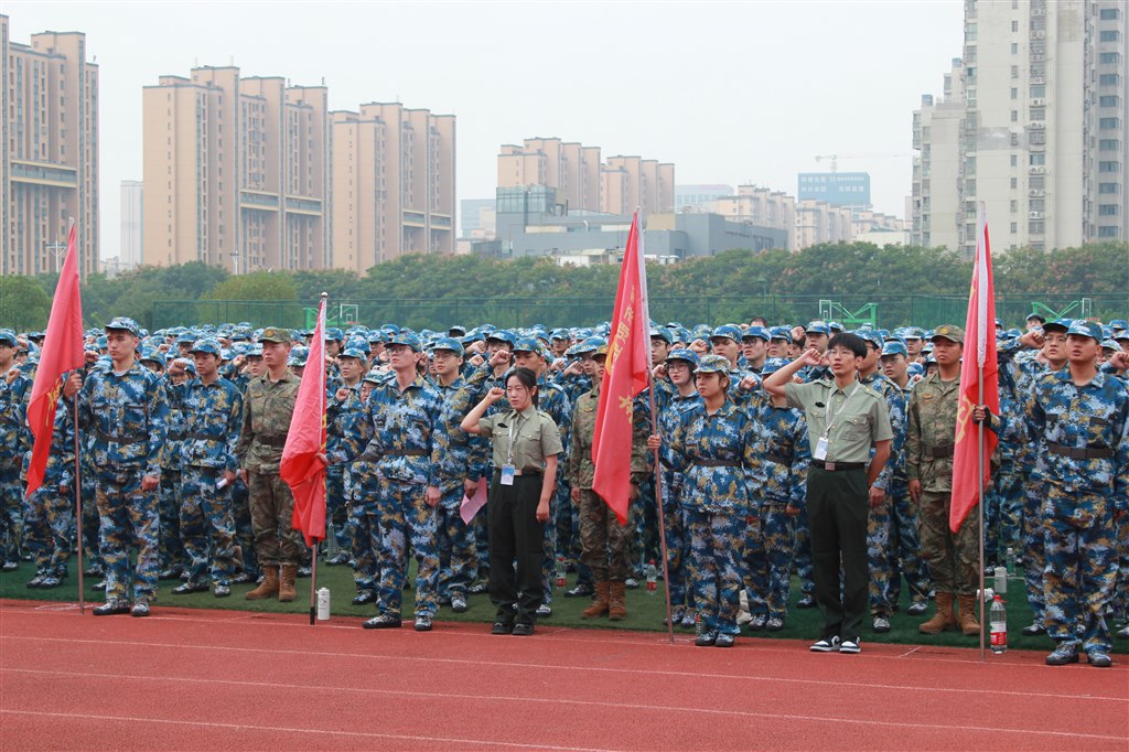 8學(xué)生宣誓.JPG 8學(xué)生宣誓.JPG