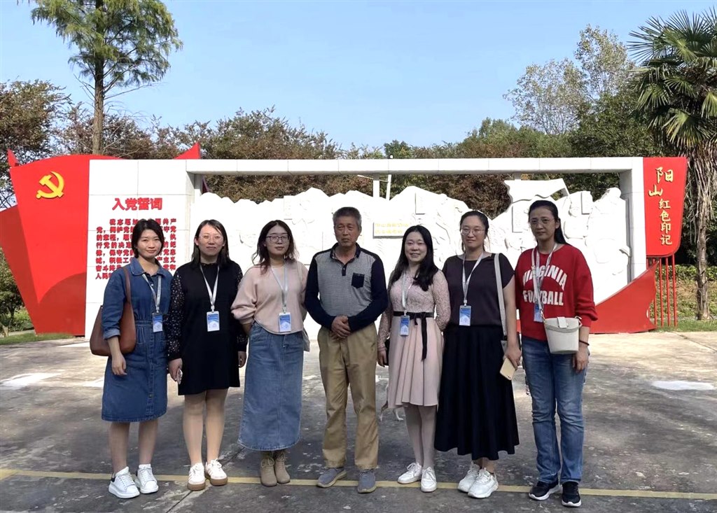 馬院老師在“陽山紅色課堂”廣場(chǎng)與《紅色陽山》作者孔新穎先生合影.jpg 馬院老師在“陽山紅色課堂”廣場(chǎng)與《紅色陽山》作者孔新穎先生合影.jpg