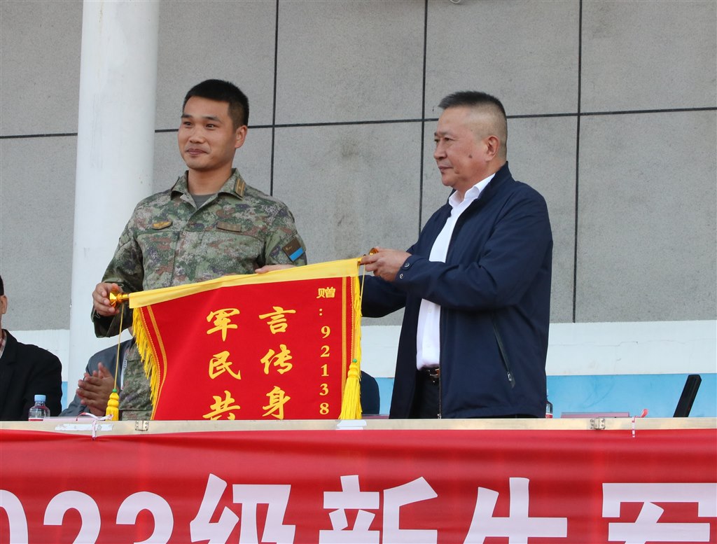 頒獎(軍訓(xùn)連).JPG 頒獎(軍訓(xùn)連).JPG