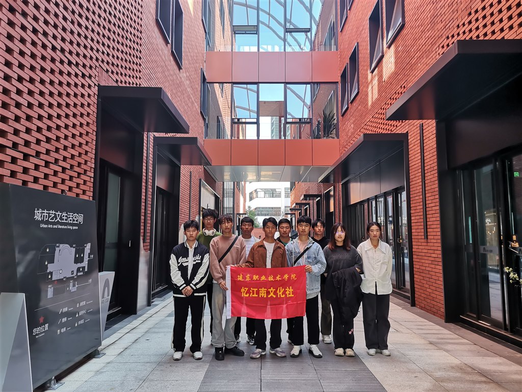 6參觀紅盒子.jpg 6參觀紅盒子.jpg