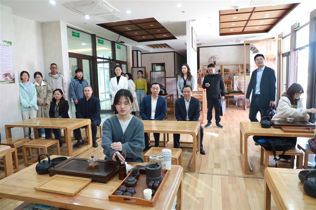 茶藝教學現(xiàn)場.JPG 茶藝教學現(xiàn)場.JPG