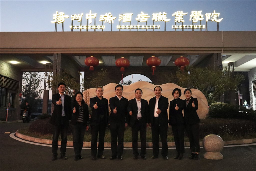 中瑞 合照.jpg 中瑞 合照.jpg