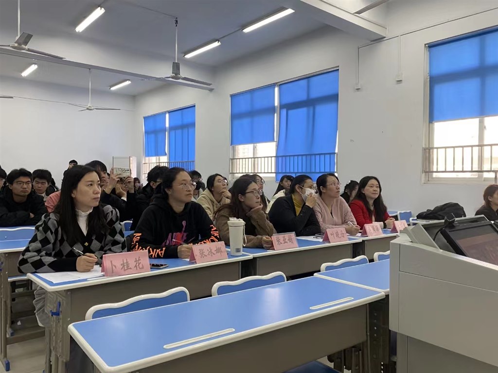 評(píng)委老師.jpg 評(píng)委老師.jpg