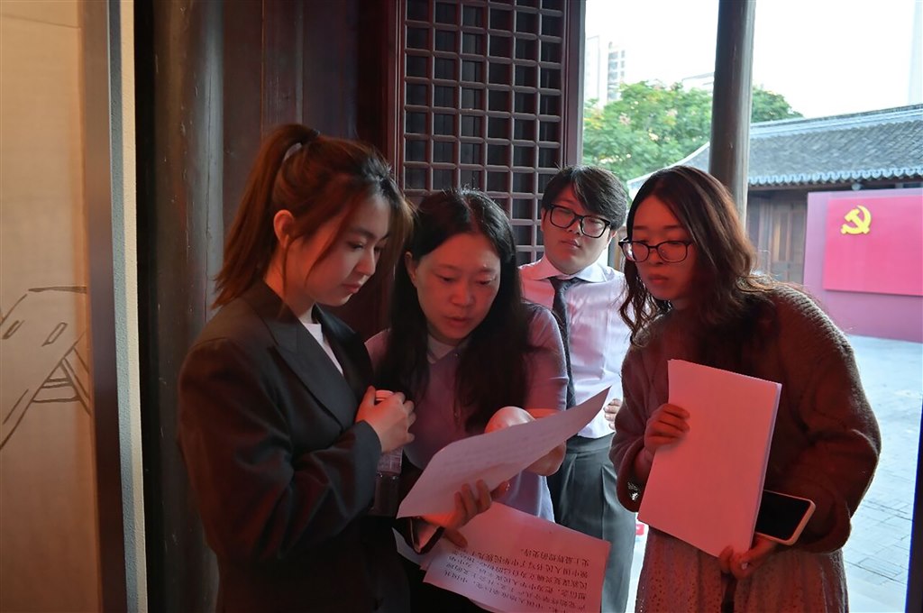 師生共研:“行走的思政課”視頻拍攝現場.jpg 師生共研:“行走的思政課”視頻拍攝現場.jpg