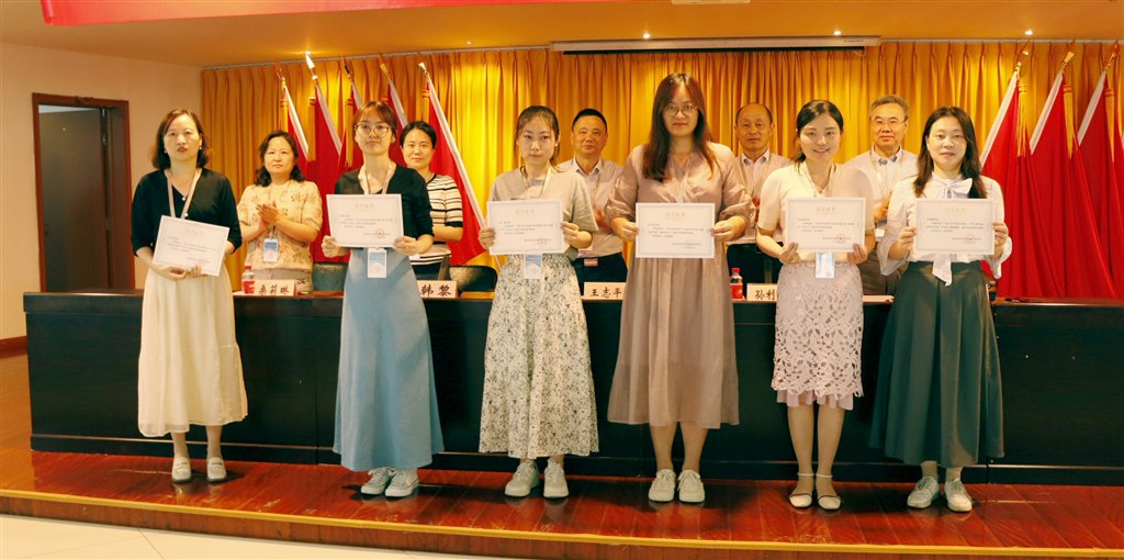 優(yōu)秀指導(dǎo)教師代表.jpg 優(yōu)秀指導(dǎo)教師代表.jpg