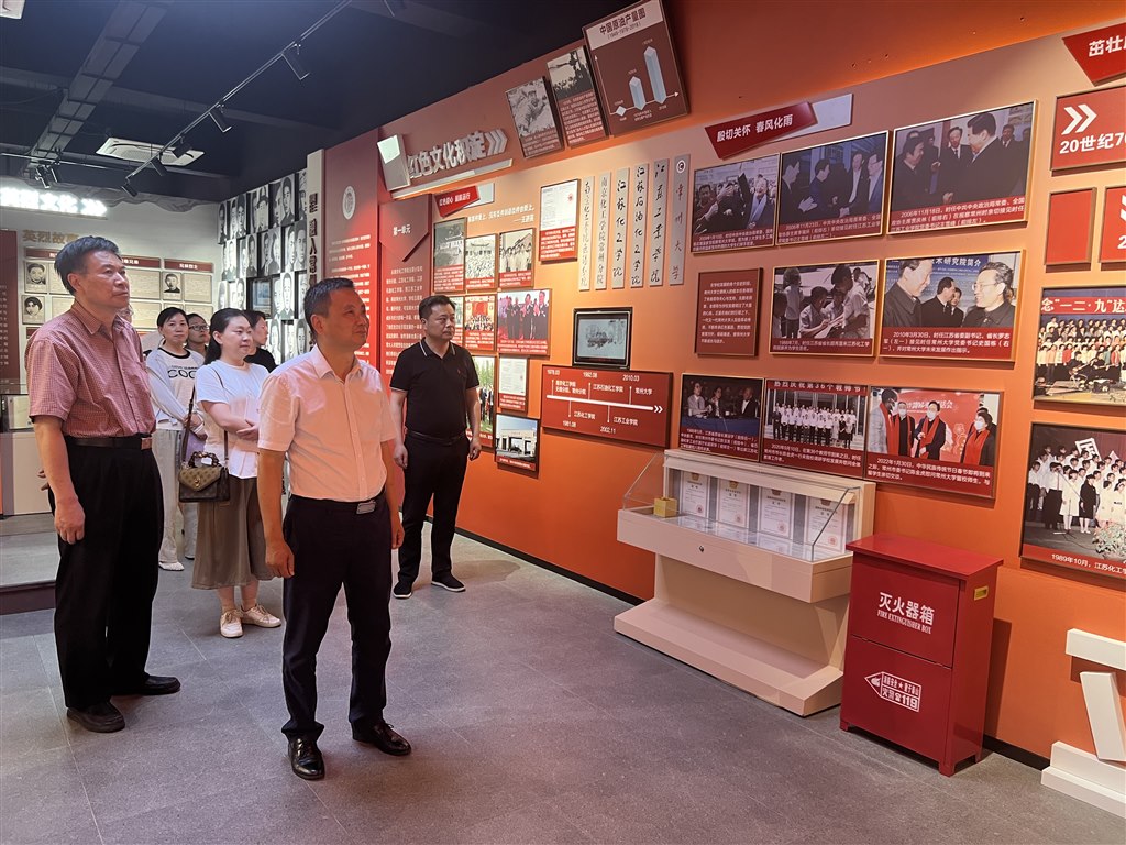 參觀紅館2.jpg 參觀紅館2.jpg