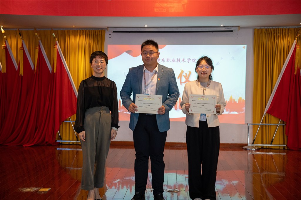 學(xué)工處長季艷為大賽三等獎(jiǎng)獲得者航服學(xué)院輔導(dǎo)員侍永權(quán)、經(jīng)貿(mào)學(xué)院輔導(dǎo)員董杰頒獎(jiǎng).jpg
