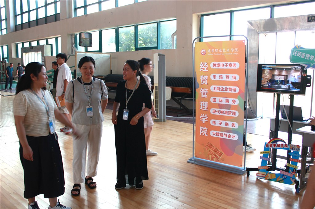 校領(lǐng)導(dǎo)-桑莉琳.JPG 校領(lǐng)導(dǎo)-桑莉琳.JPG