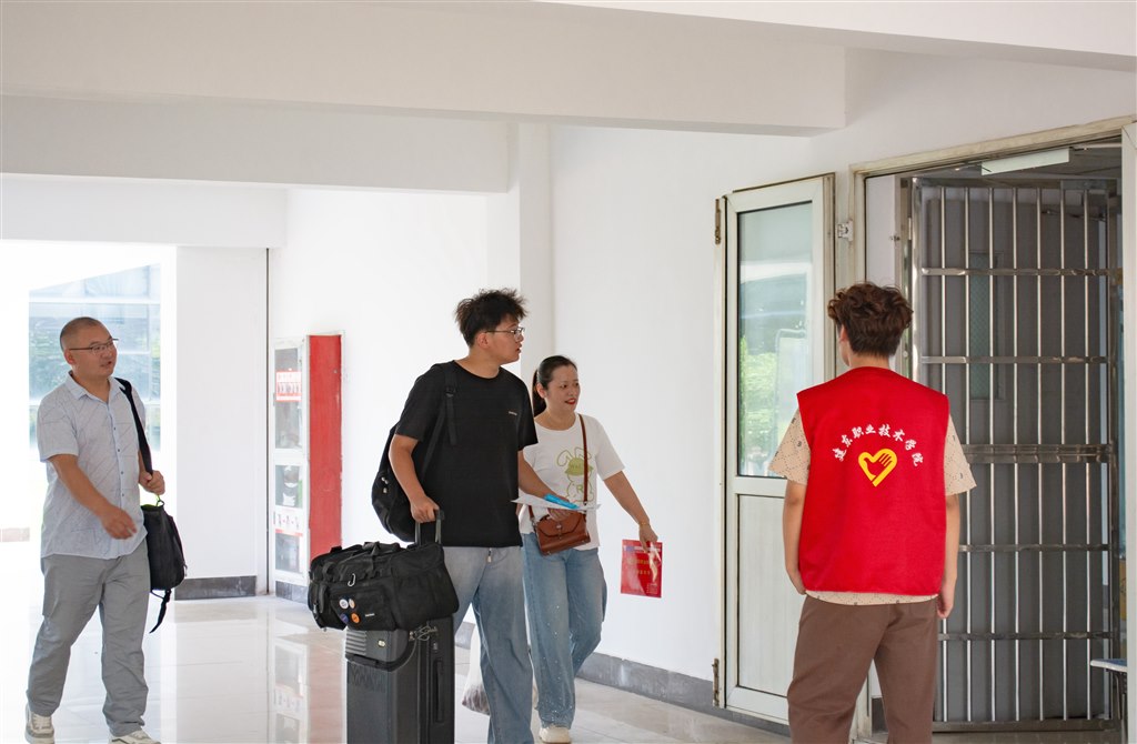 志愿者服務(wù)3.jpg 志愿者服務(wù)3.jpg