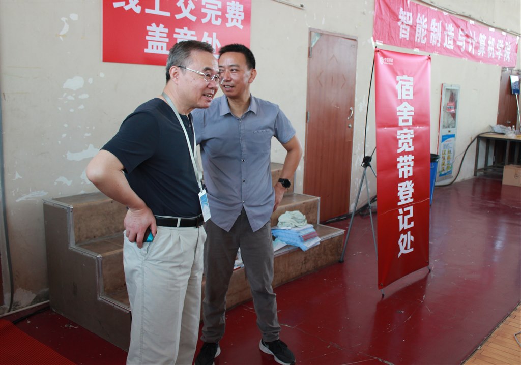 校領(lǐng)導(dǎo)-張濤.JPG 校領(lǐng)導(dǎo)-張濤.JPG