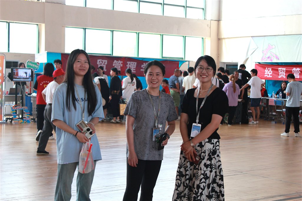 校領(lǐng)導(dǎo)-韓黎.JPG 校領(lǐng)導(dǎo)-韓黎.JPG