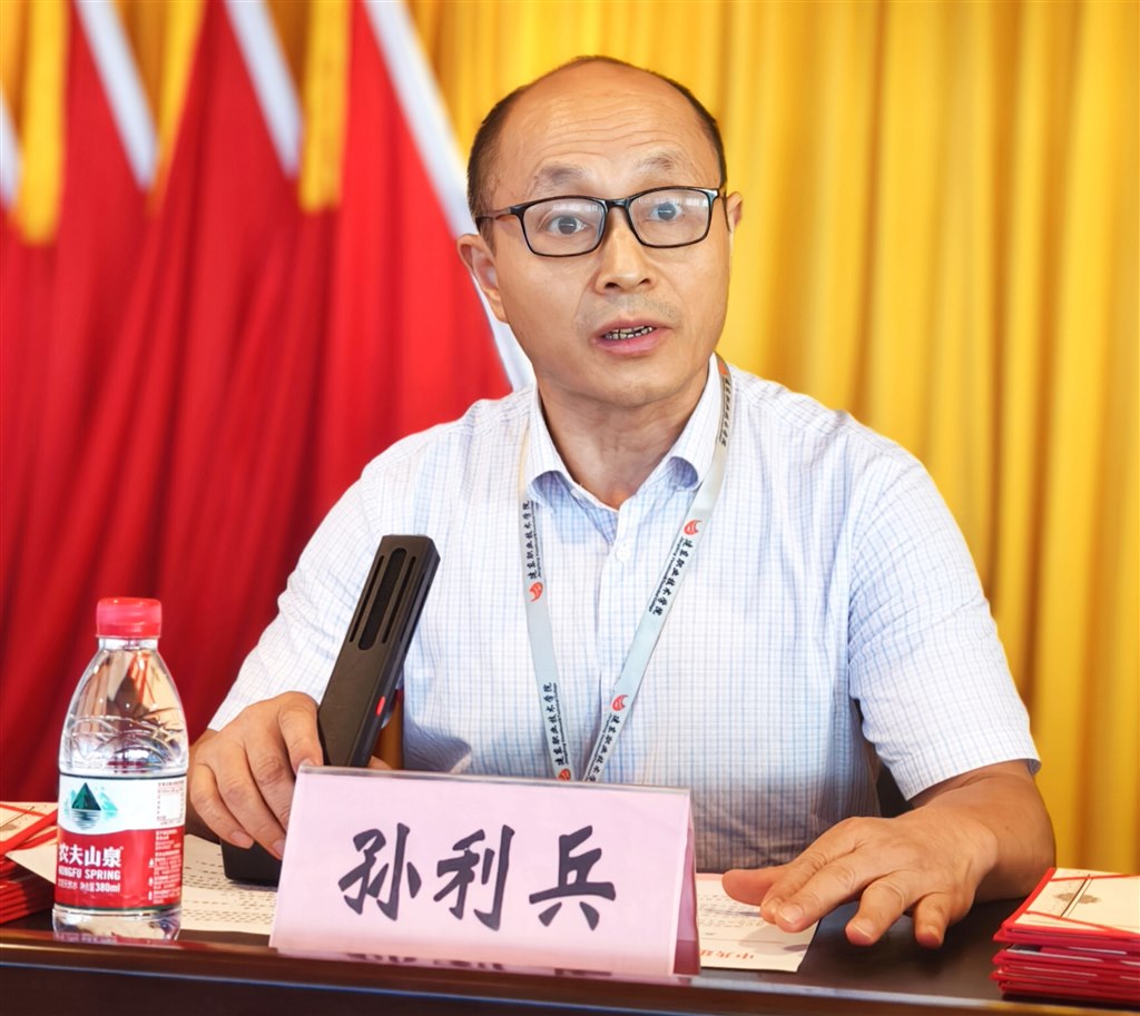 3-孫利兵 執(zhí)行校長(zhǎng)宣讀優(yōu)秀黨員及優(yōu)秀黨支部表彰決定.jpg 3-孫利兵 執(zhí)行校長(zhǎng)宣讀優(yōu)秀黨員及優(yōu)秀黨支部表彰決定.jpg