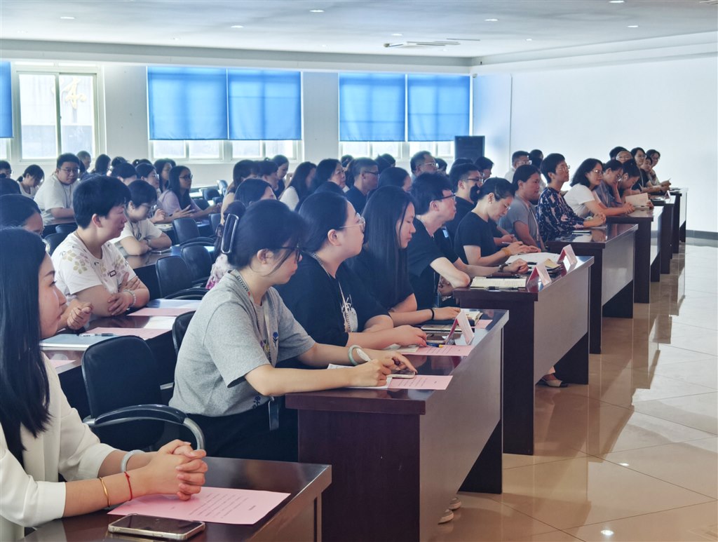 18-會(huì)場(chǎng)合影.jpg 18-會(huì)場(chǎng)合影.jpg