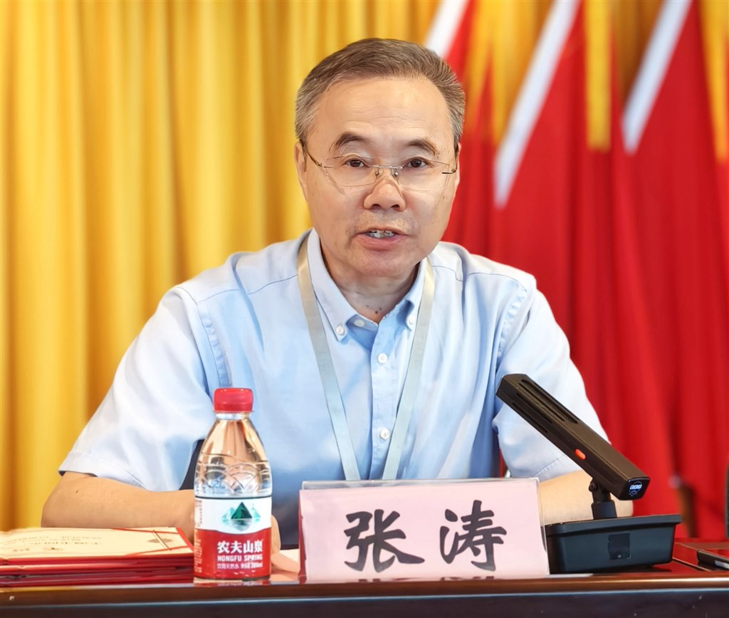 4-張濤副校長(zhǎng)-宣讀專(zhuān)業(yè)帶頭人骨干教師聘任決定.jpg 4-張濤副校長(zhǎng)-宣讀專(zhuān)業(yè)帶頭人骨干教師聘任決定.jpg