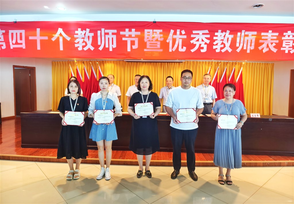 7-優(yōu)秀共產(chǎn)黨員.jpg 7-優(yōu)秀共產(chǎn)黨員.jpg