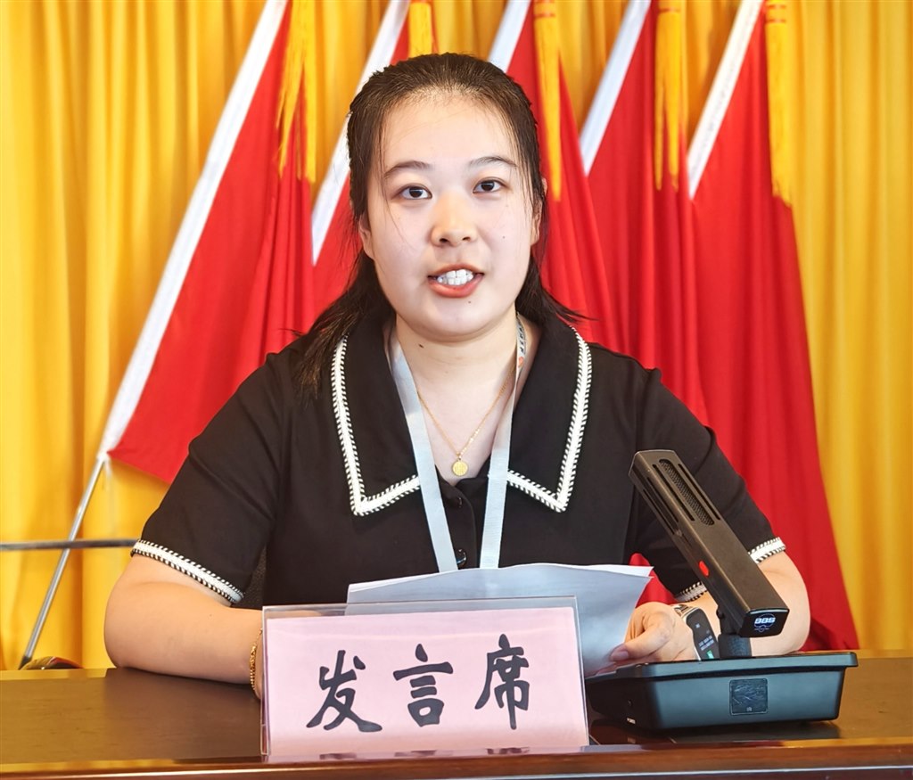 13-優(yōu)秀教師代表發(fā)言-張敏.jpg 13-優(yōu)秀教師代表發(fā)言-張敏.jpg