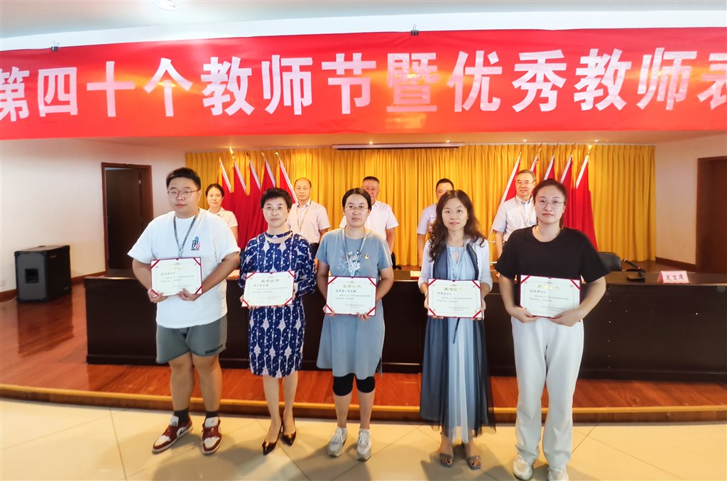 8-優(yōu)秀共產(chǎn)黨員.jpg 8-優(yōu)秀共產(chǎn)黨員.jpg