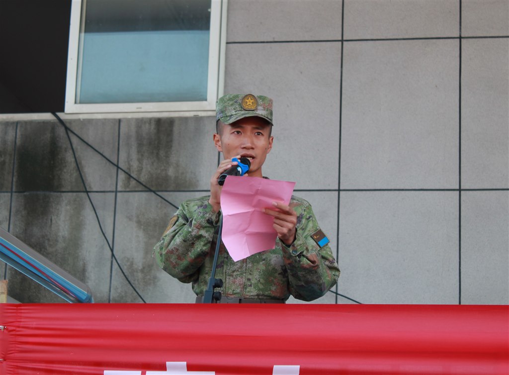 教官發(fā)言.JPG 教官發(fā)言.JPG