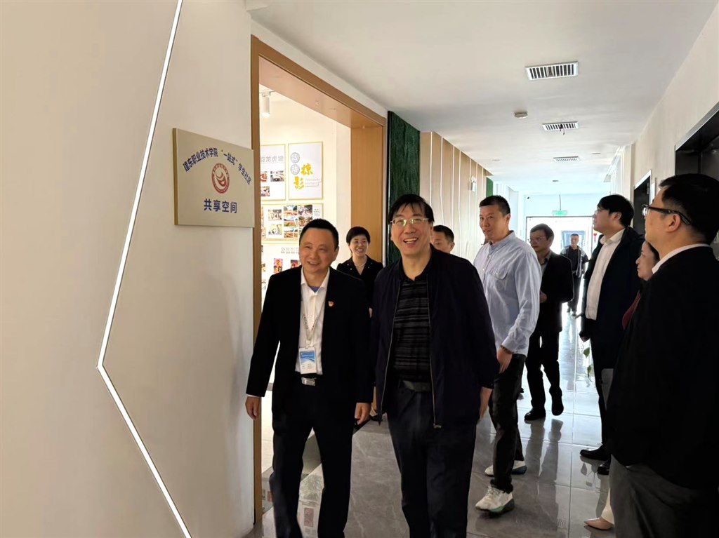 7參觀一站式學(xué)生社區(qū)1.jpg 7參觀一站式學(xué)生社區(qū)1.jpg